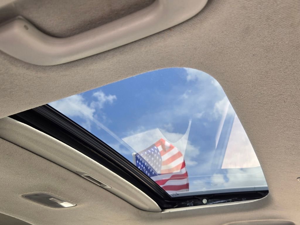 Used 2022 Hyundai Venue SEL w/ Cargo Package FWD image 17