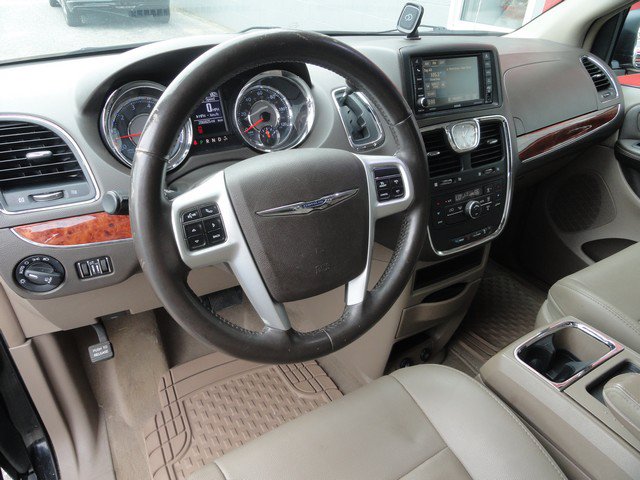 Used 2016 Chrysler Town & Country Touring FWD image 11