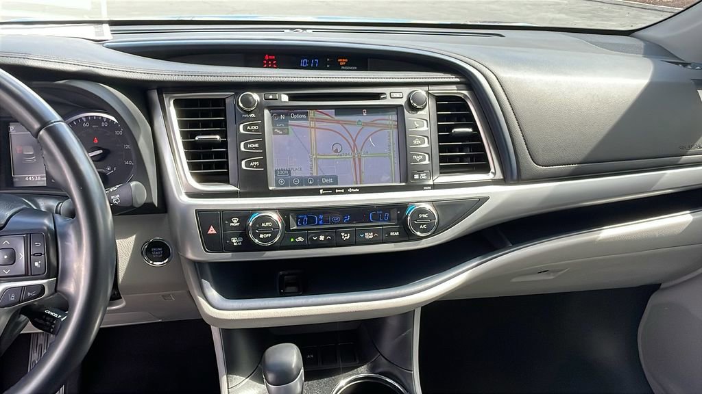 Used 2019 Toyota Highlander XLE w/ Carpet Mat Package (TMS) FWD image 15