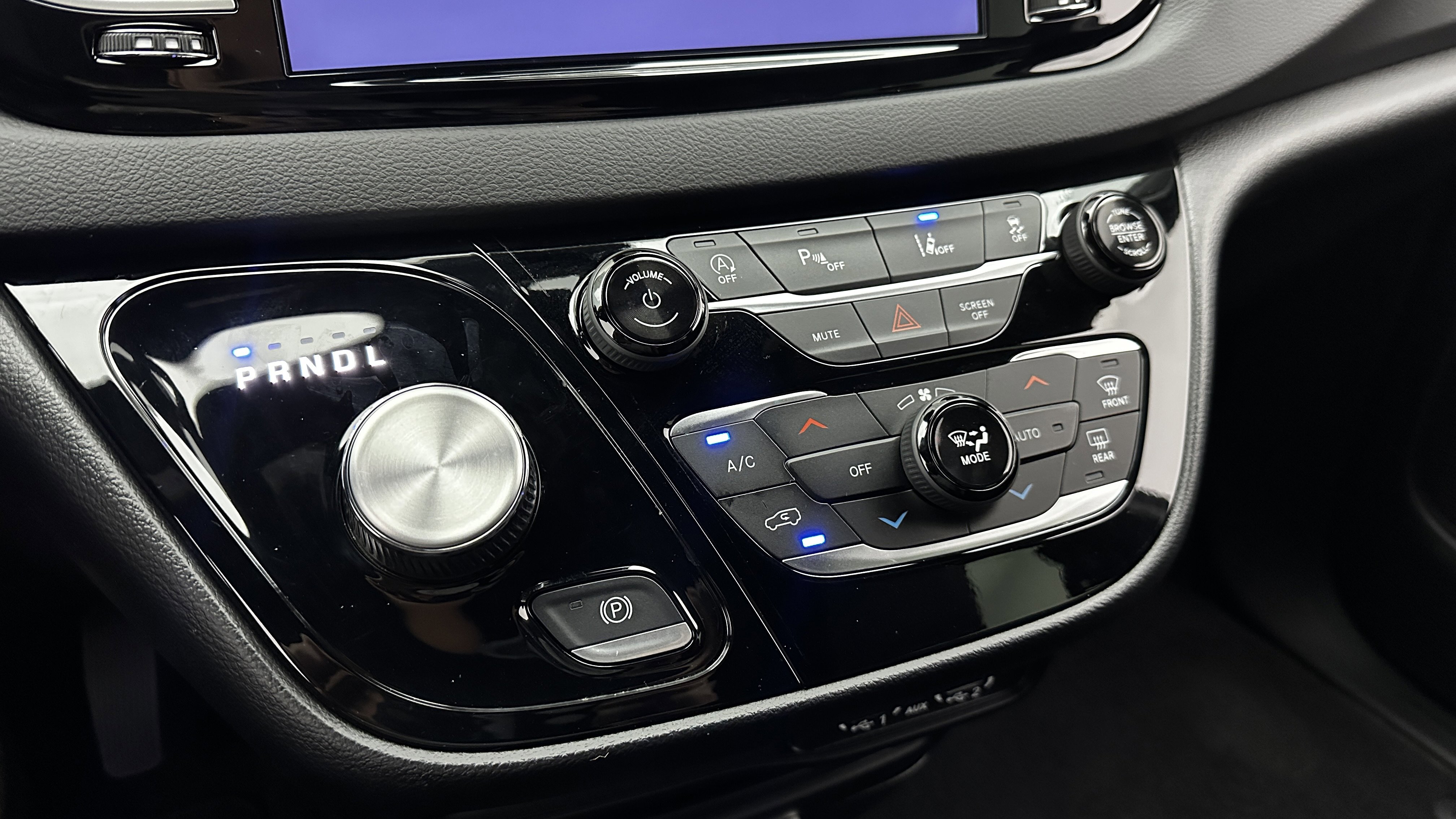 Used 2025 Chrysler Pacifica Select image 17