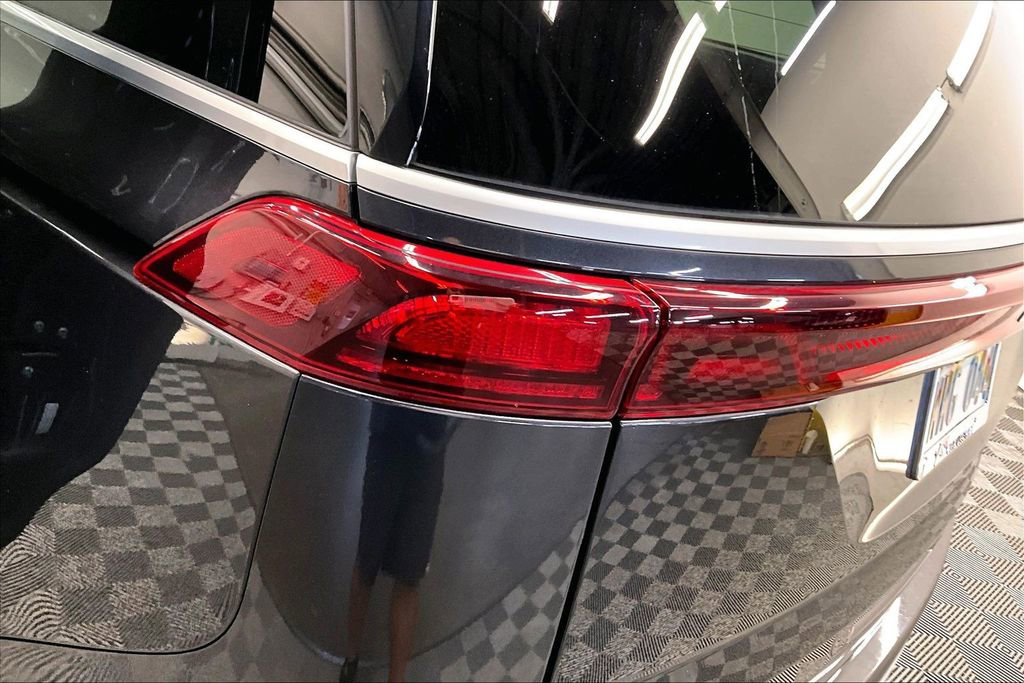 Used 2023 Kia Carnival LX FWD image 27