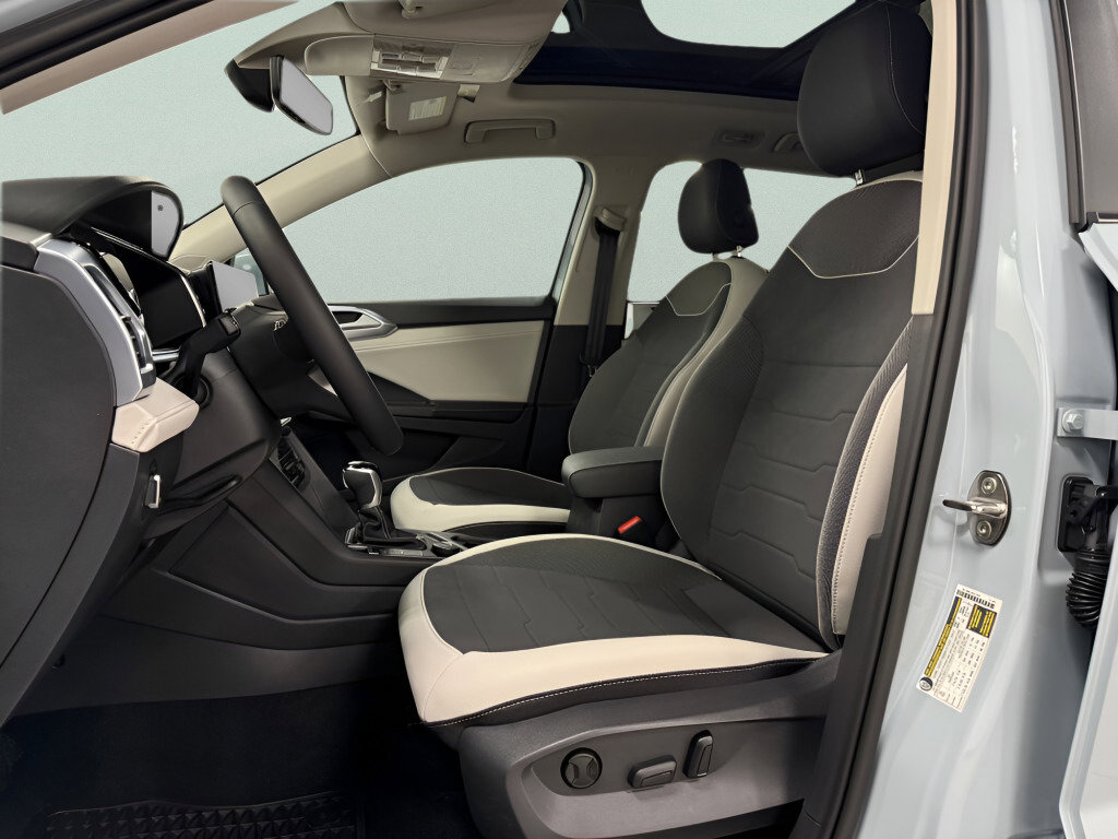 Used 2025 Volkswagen Taos SE image 17