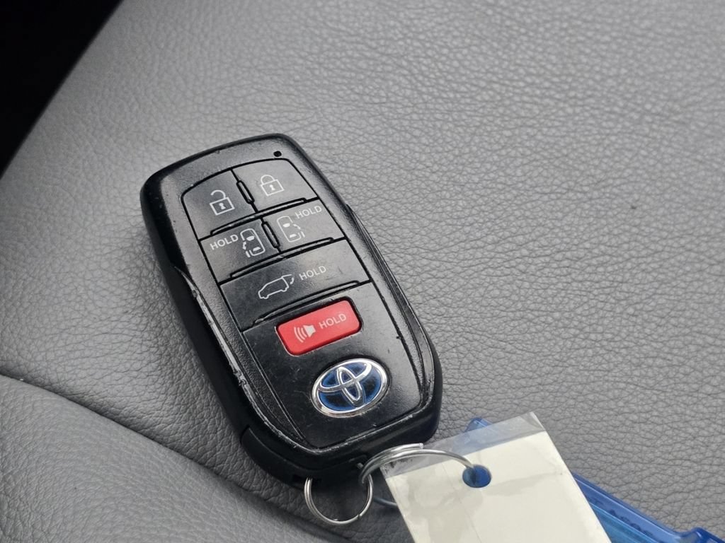Certified 2024 Toyota Sienna XLE FWD image 34