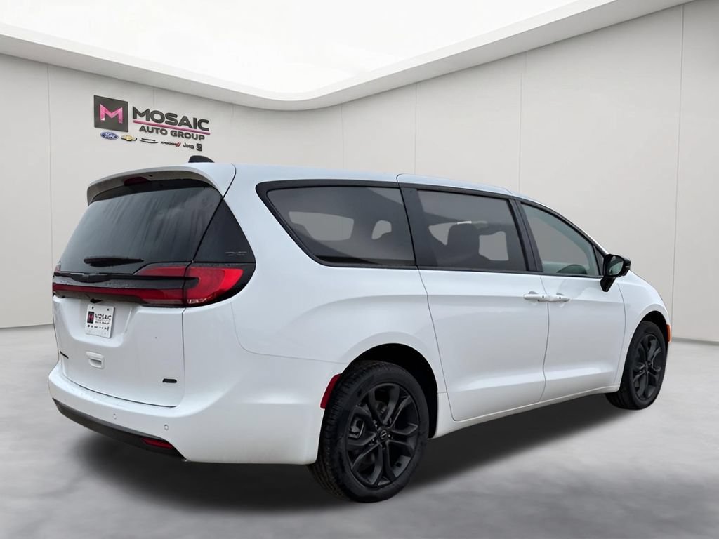 New 2026 Chrysler Pacifica Select AWD/4WD image 8