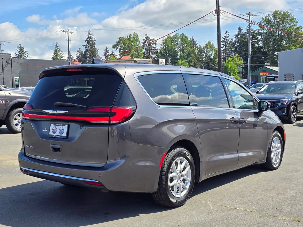 Used 2023 Chrysler Pacifica Touring-L FWD image 8