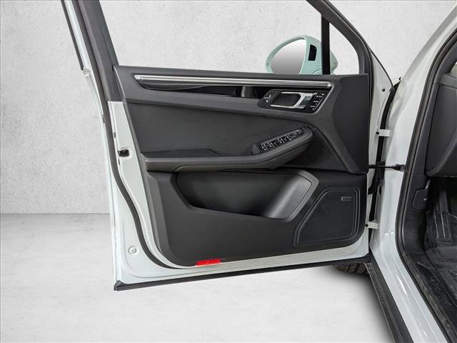 Certified 2025 Porsche Macan image 14
