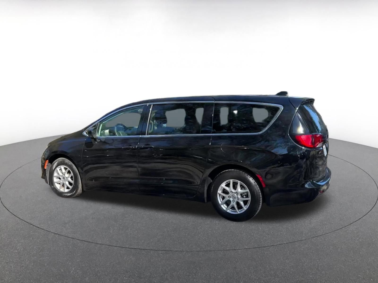 Used 2024 Chrysler Voyager LX image 10