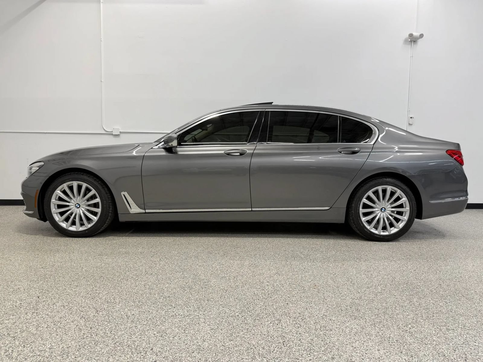 Used 2017 BMW 740i xDrive AWD/4WD image 3