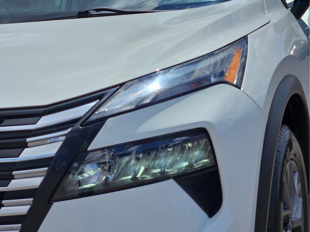 Used 2024 Nissan Rogue S FWD image 7