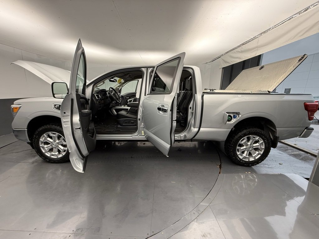 Used 2017 Nissan Titan SL image 17