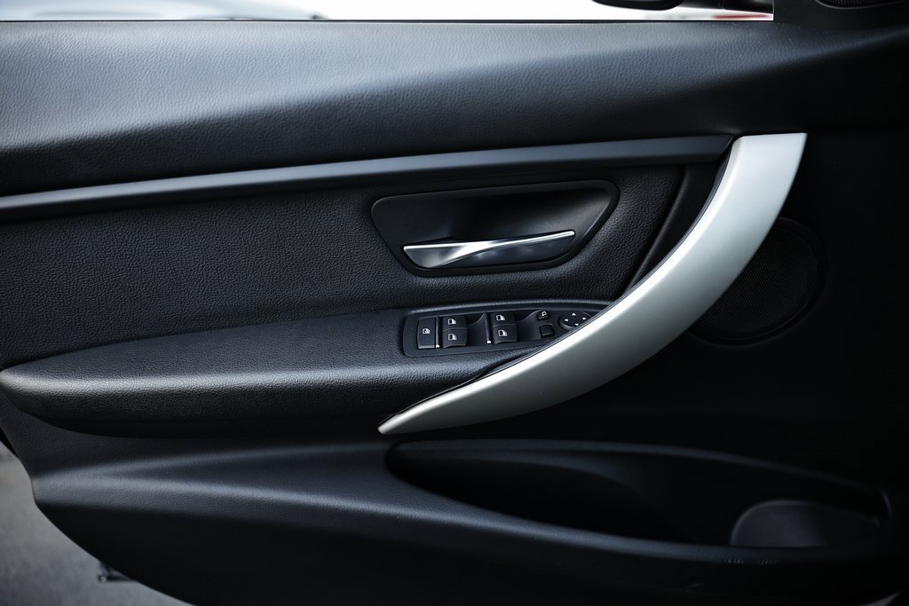 Used 2018 BMW 320i Sedan w/ Convenience Package image 14