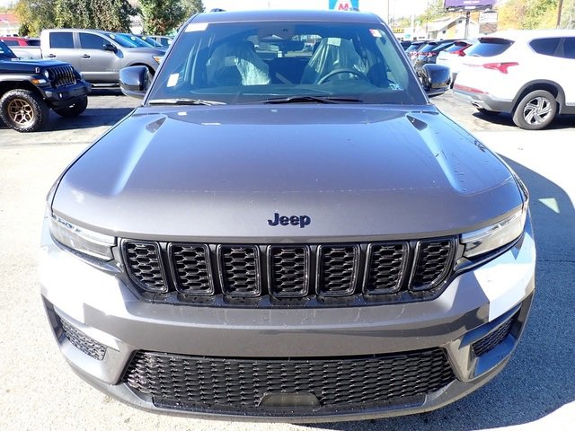 New 2025 Jeep Grand Cherokee Altitude image 10