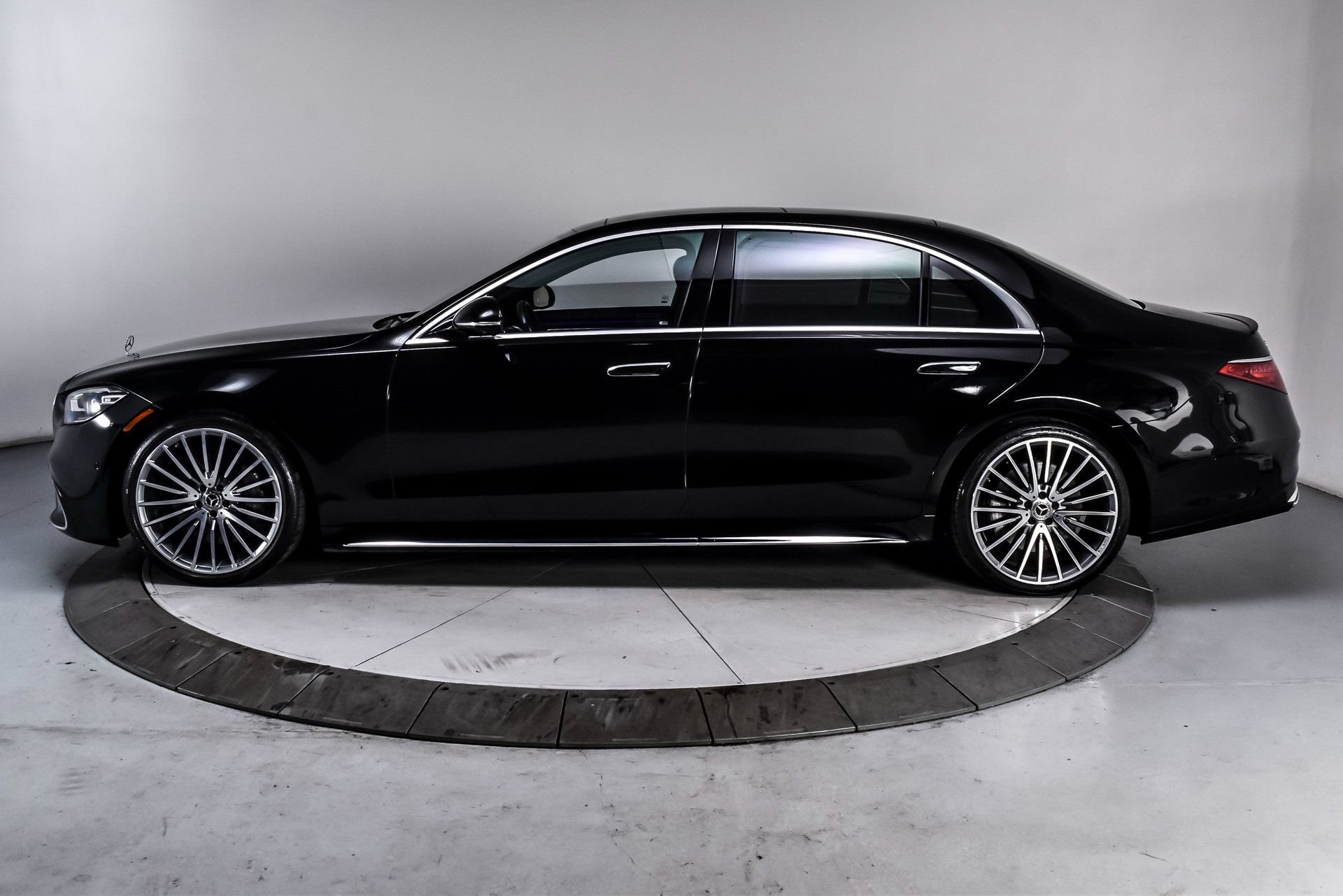 Used 2023 Mercedes-Benz S 580 4MATIC Sedan image 3