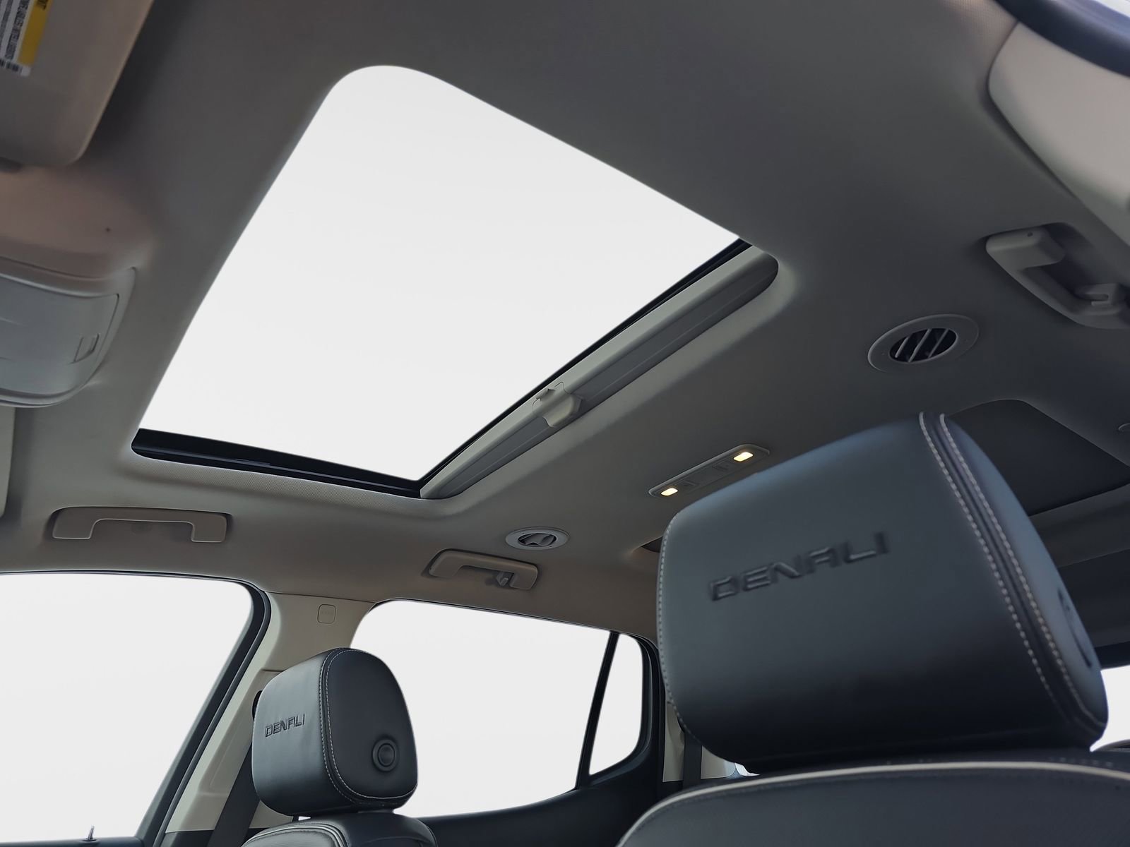 Used 2023 GMC Acadia Denali w/ Denali Technology Package image 33