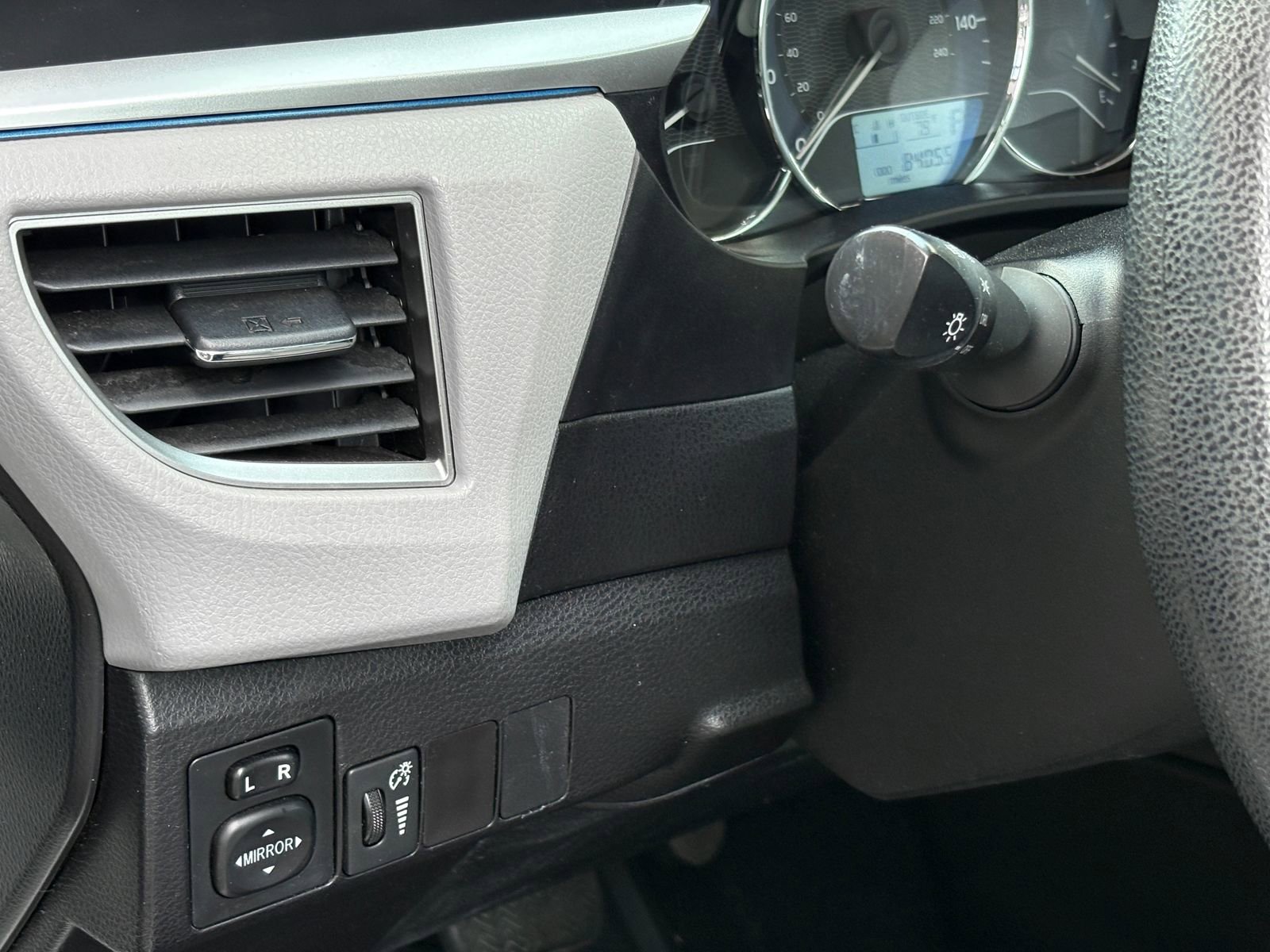Used 2014 Toyota Corolla LE FWD image 13