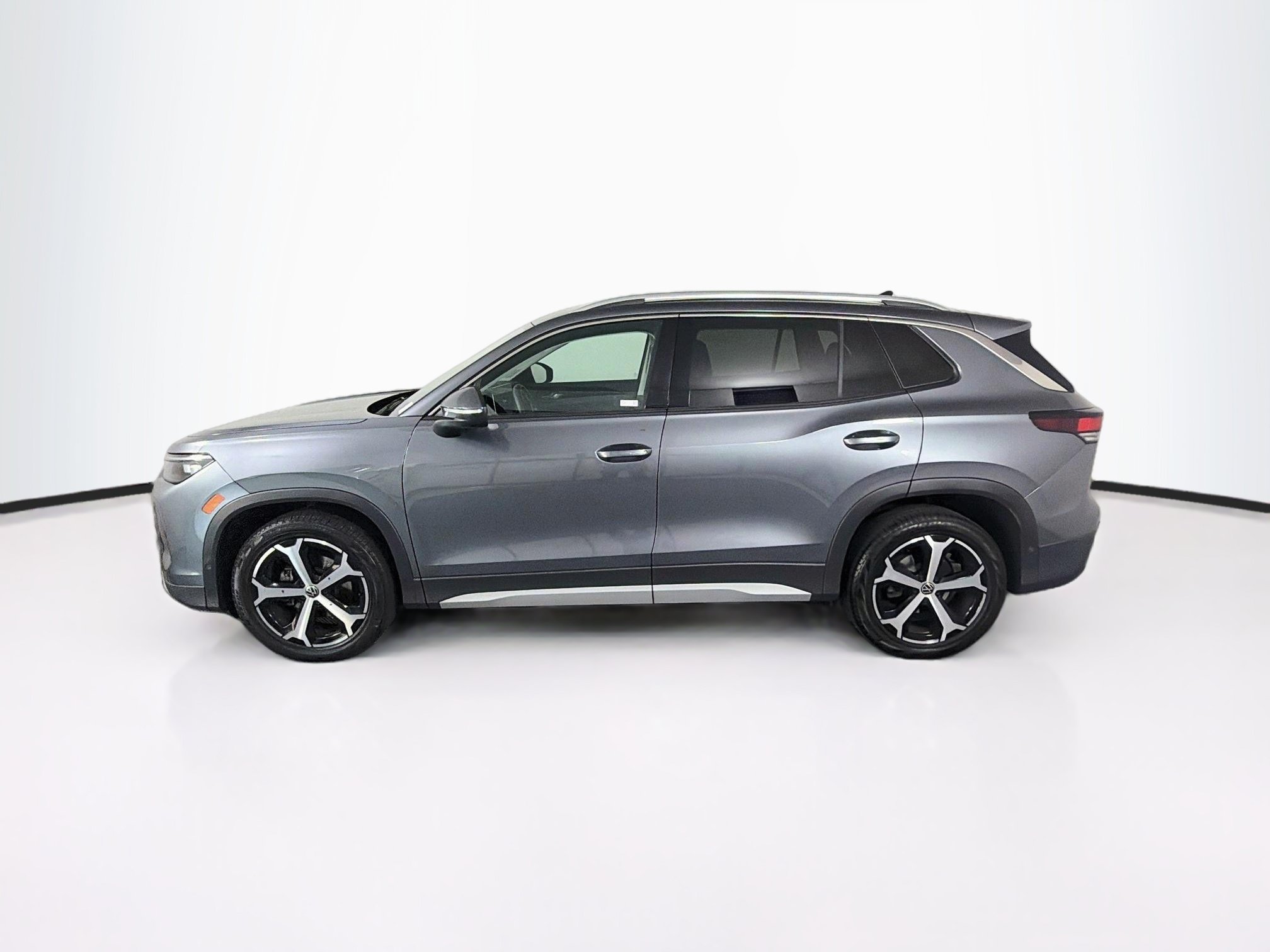Used 2025 Volkswagen Tiguan SE FWD image 4