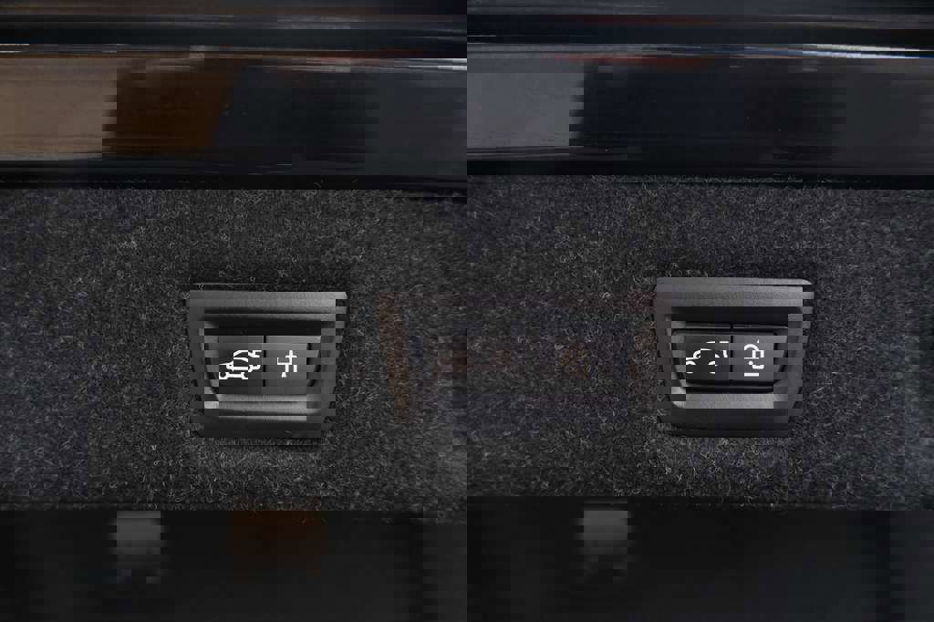 Used 2019 BMW 540i xDrive w/ M Sport Package image 11