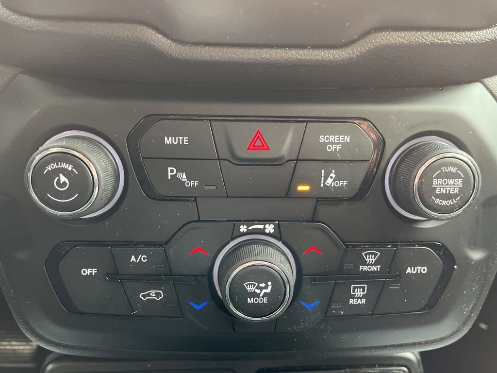 Used 2018 Jeep Renegade Altitude w/ UConnect 8.4 Nav Group FWD image 24