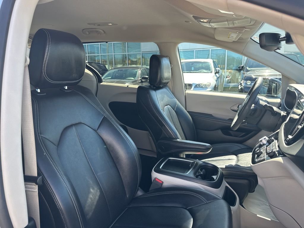 Used 2024 Chrysler Pacifica Touring-L image 19