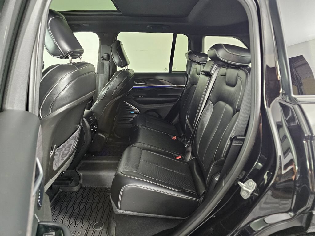 Used 2022 Jeep Grand Cherokee Overland AWD/4WD image 35