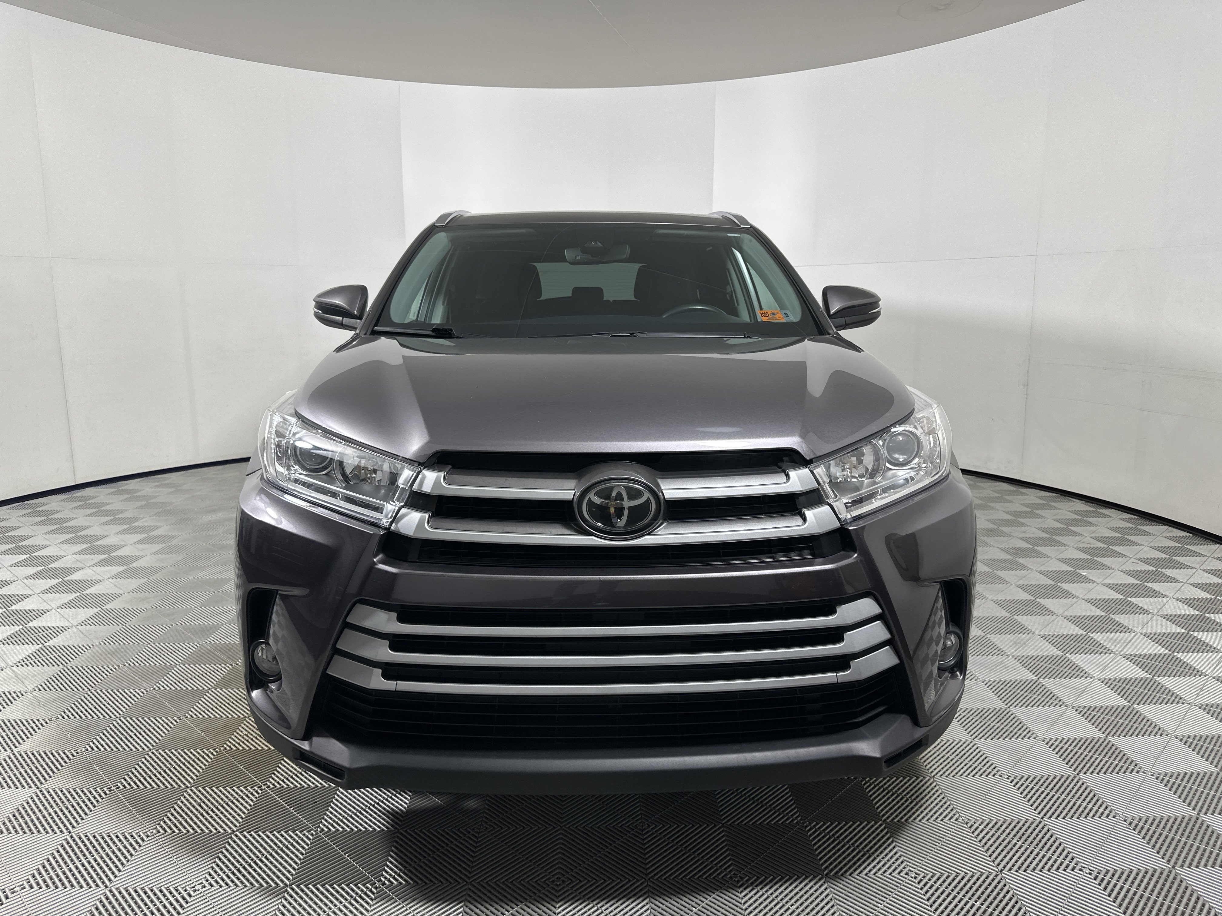 Used 2019 Toyota Highlander AWD V6 image 2