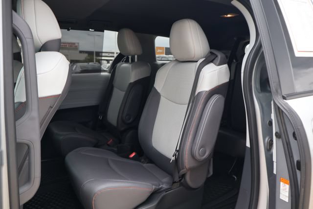 Used 2024 Toyota Sienna XSE FWD image 8