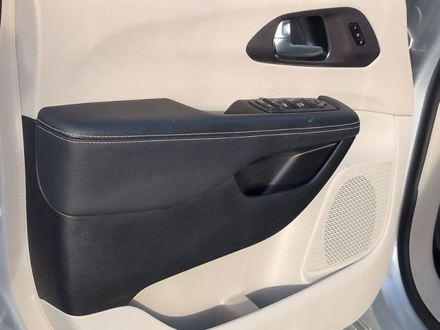 Used 2024 Chrysler Pacifica Touring-L image 14