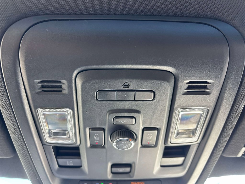 Used 2021 GMC Yukon XL SLT w/ SLT Premium Package image 31