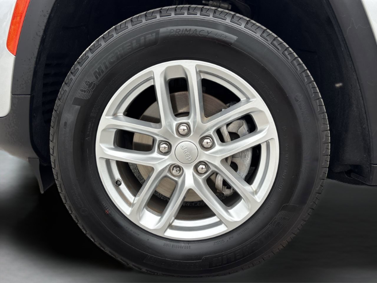 Used 2025 Jeep Grand Cherokee Laredo X w/ Luxury Tech Group I RWD image 33