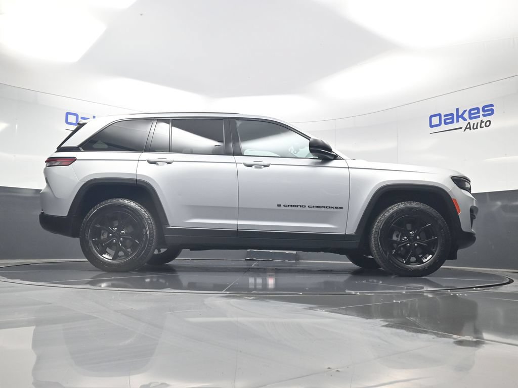 Used 2024 Jeep Grand Cherokee Altitude RWD image 43