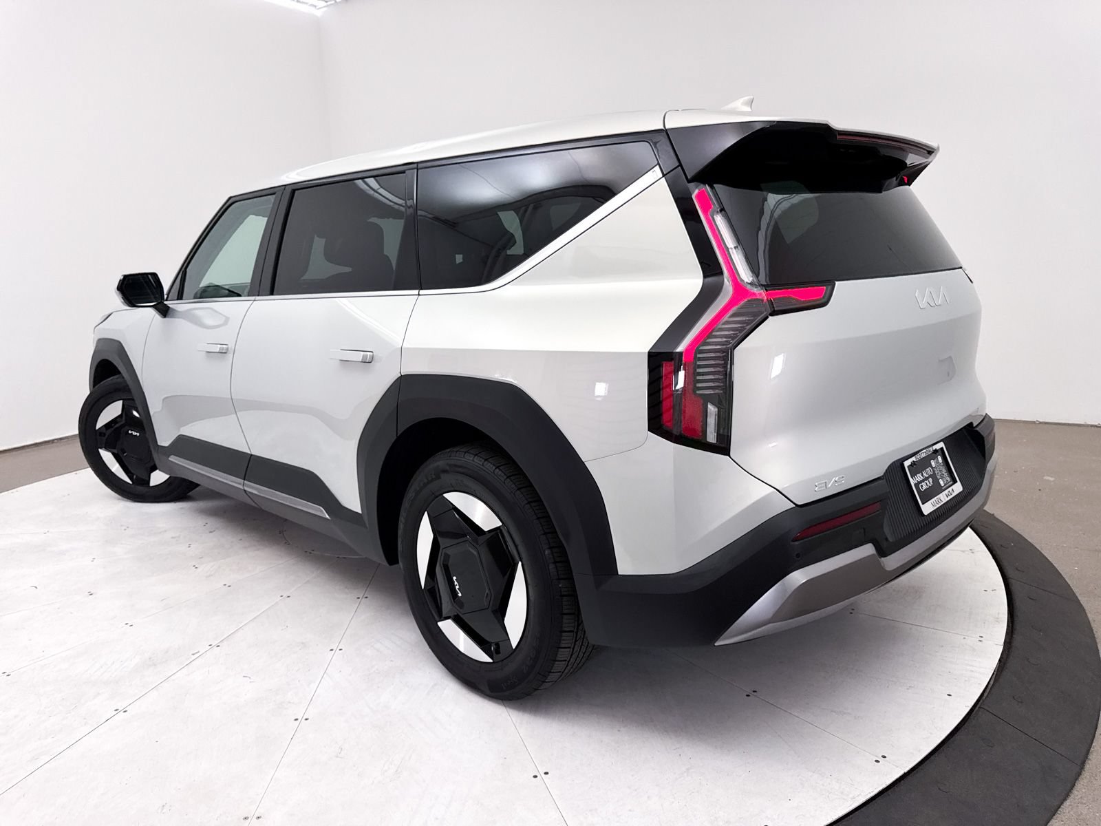 Certified 2024 Kia EV9 Light Long Range RWD image 2
