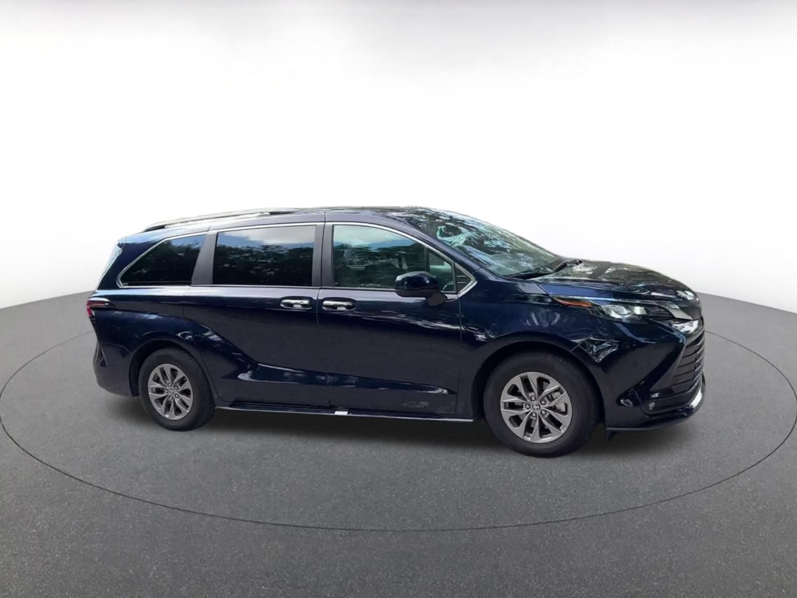 Used 2025 Toyota Sienna XLE FWD image 2