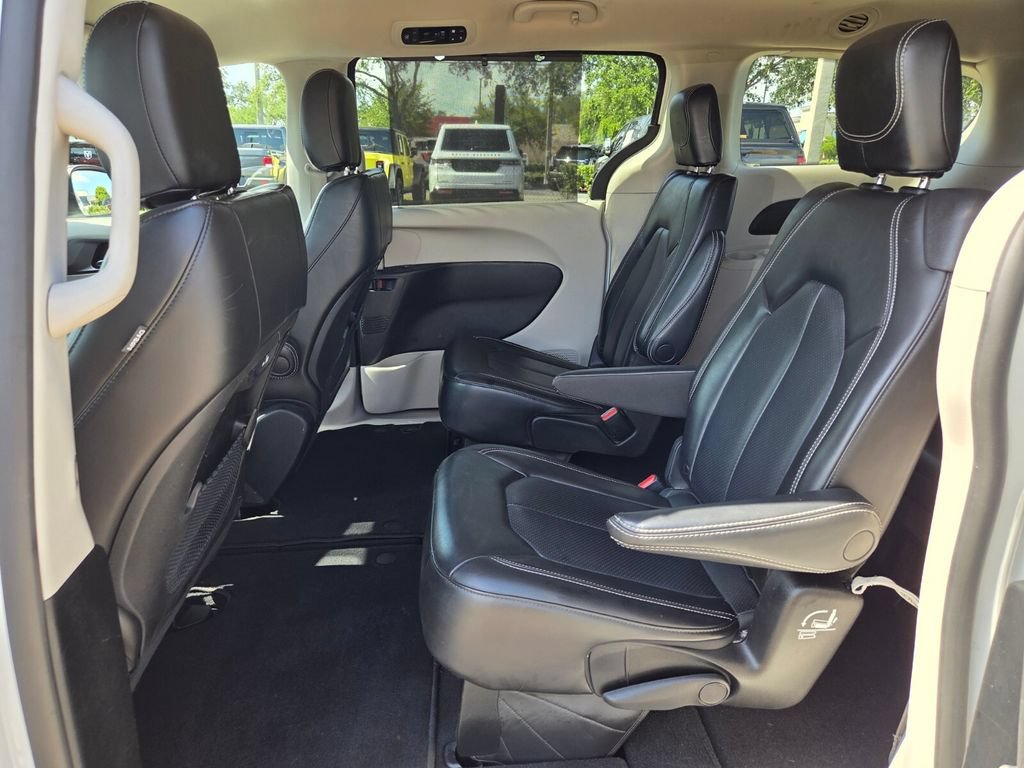 Used 2023 Chrysler Pacifica Touring-L FWD image 14