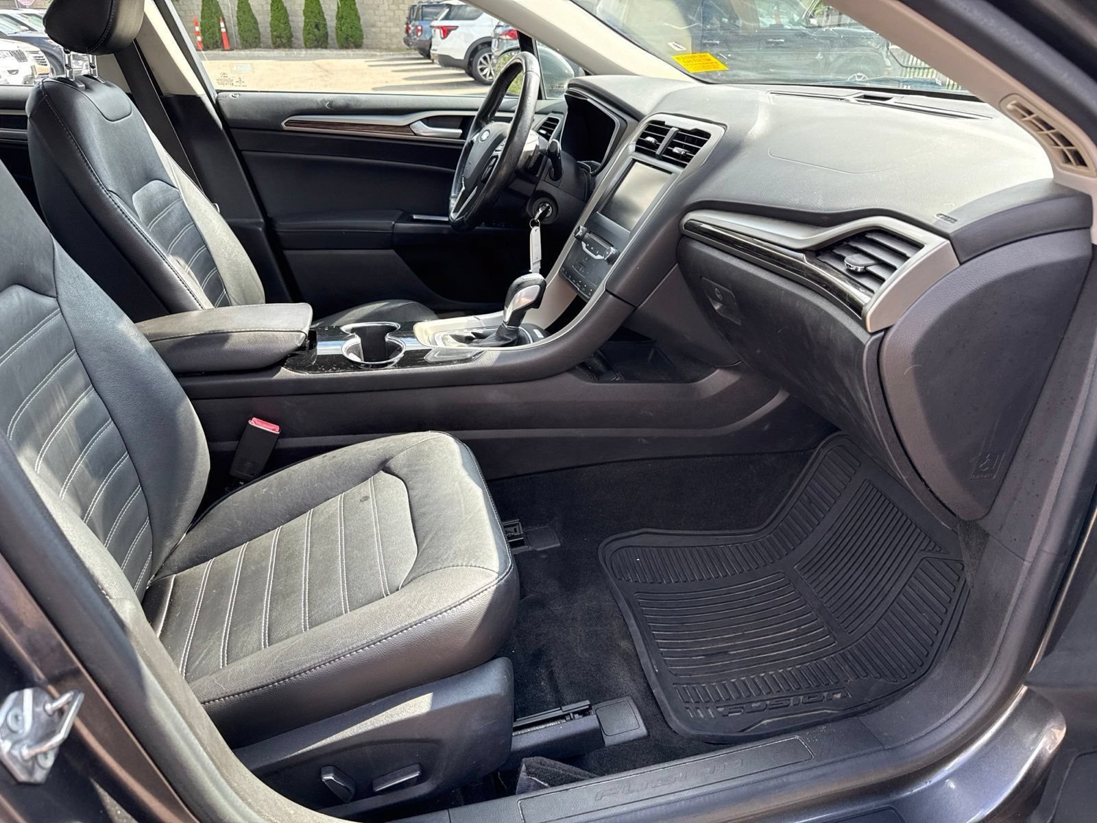 Used 2015 Ford Fusion SE w/ Equipment Group 202A FWD image 3