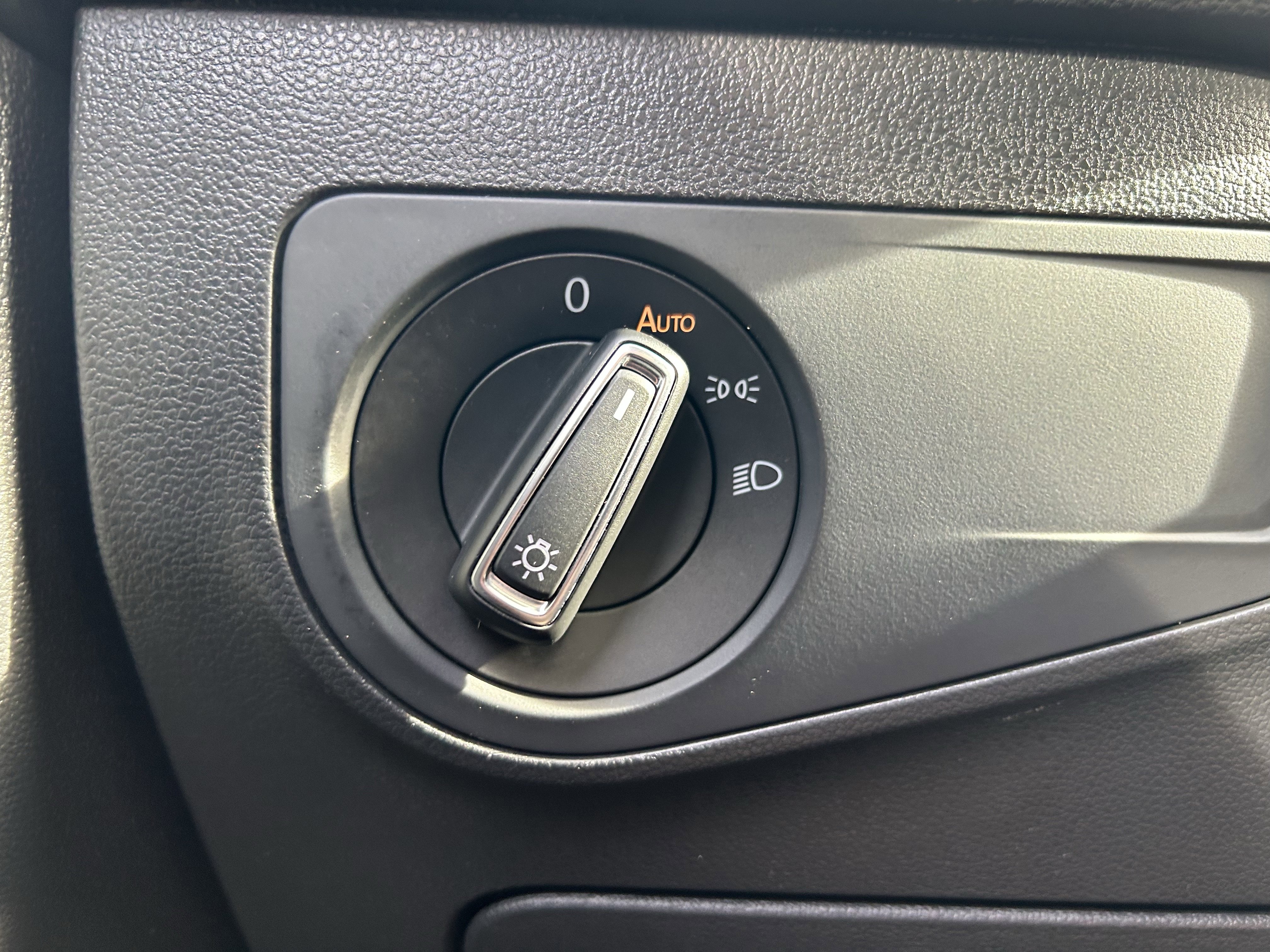 Used 2019 Volkswagen Tiguan SE w/ Panoramic Sunroof Package image 18