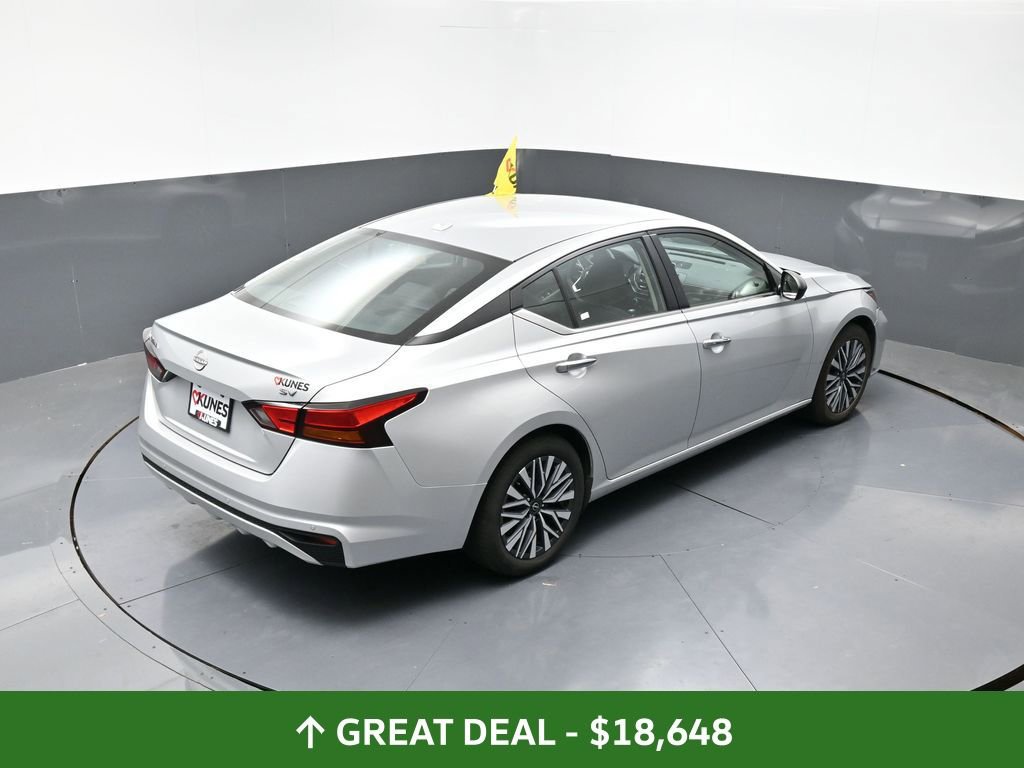 Used 2024 Nissan Altima 2.5 SV image 13