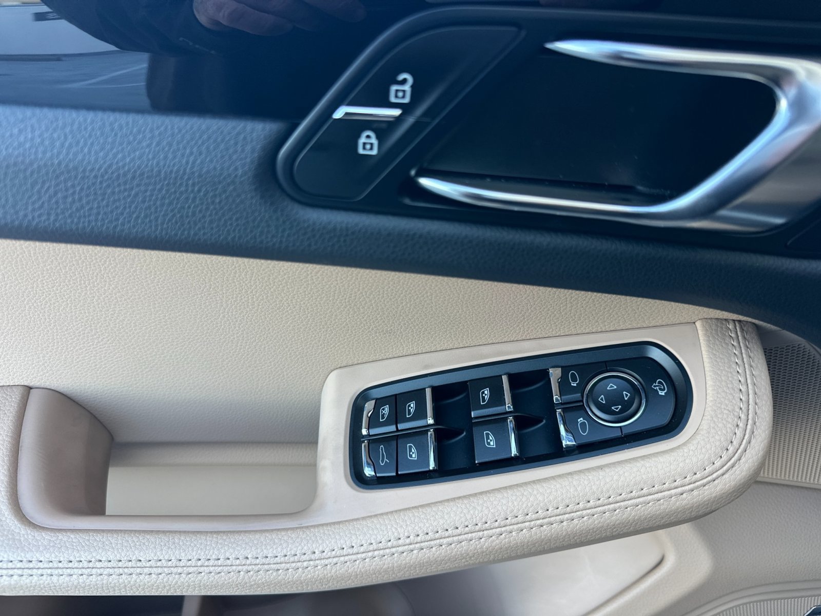 Certified 2024 Porsche Macan S AWD/4WD image 28