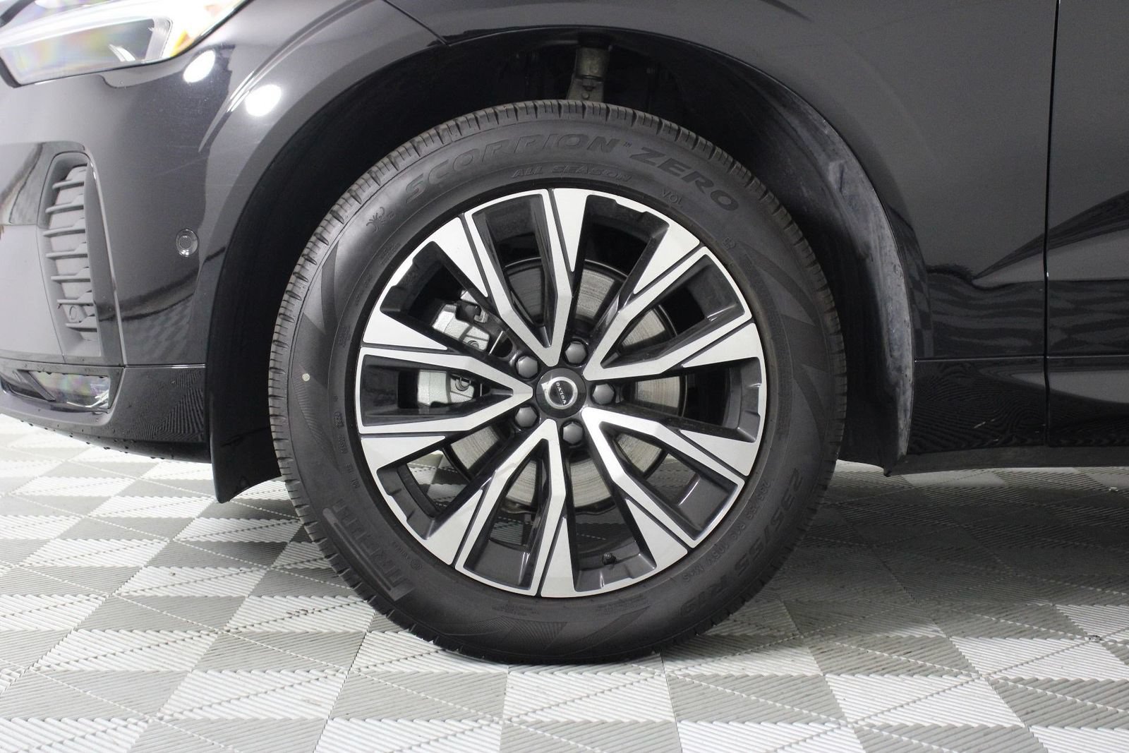 Certified 2025 Volvo XC60 B5 Plus AWD/4WD image 28