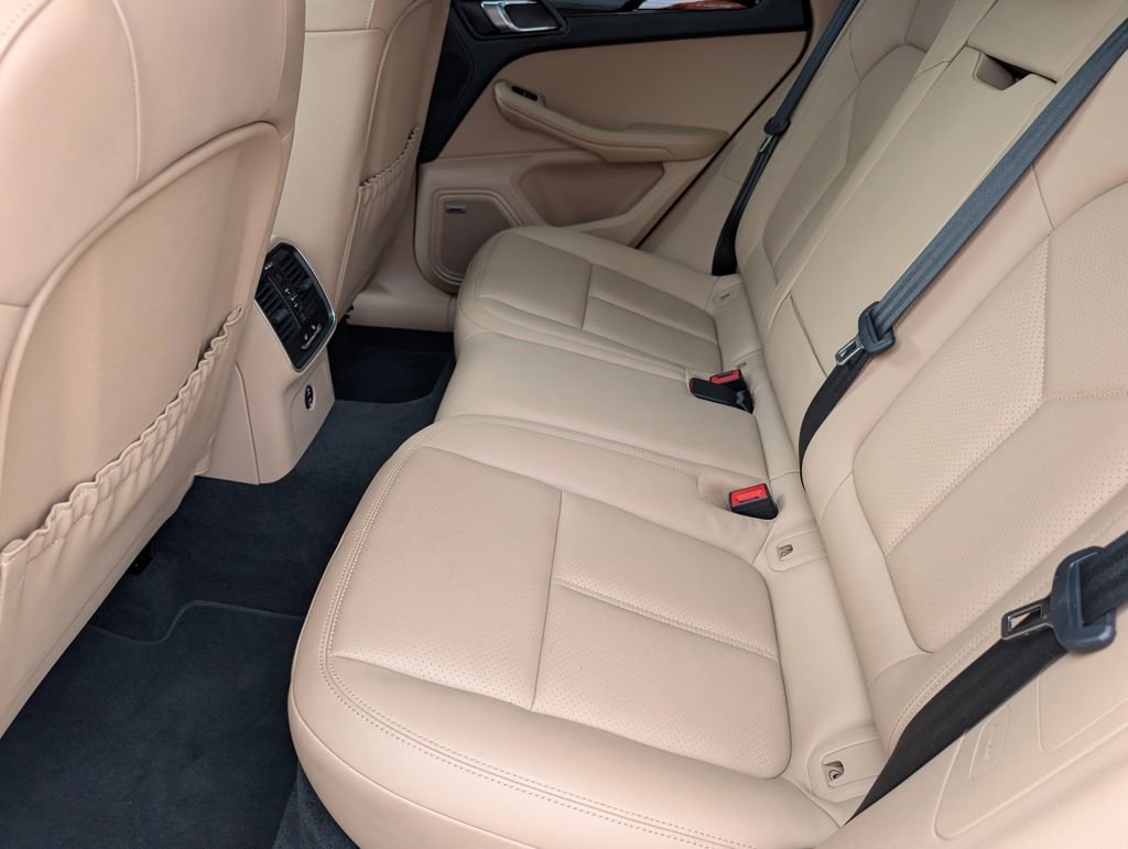 Certified 2022 Porsche Macan AWD/4WD image 28