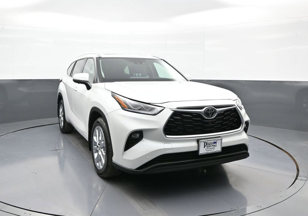 Used 2024 Toyota Highlander Limited AWD/4WD image 3