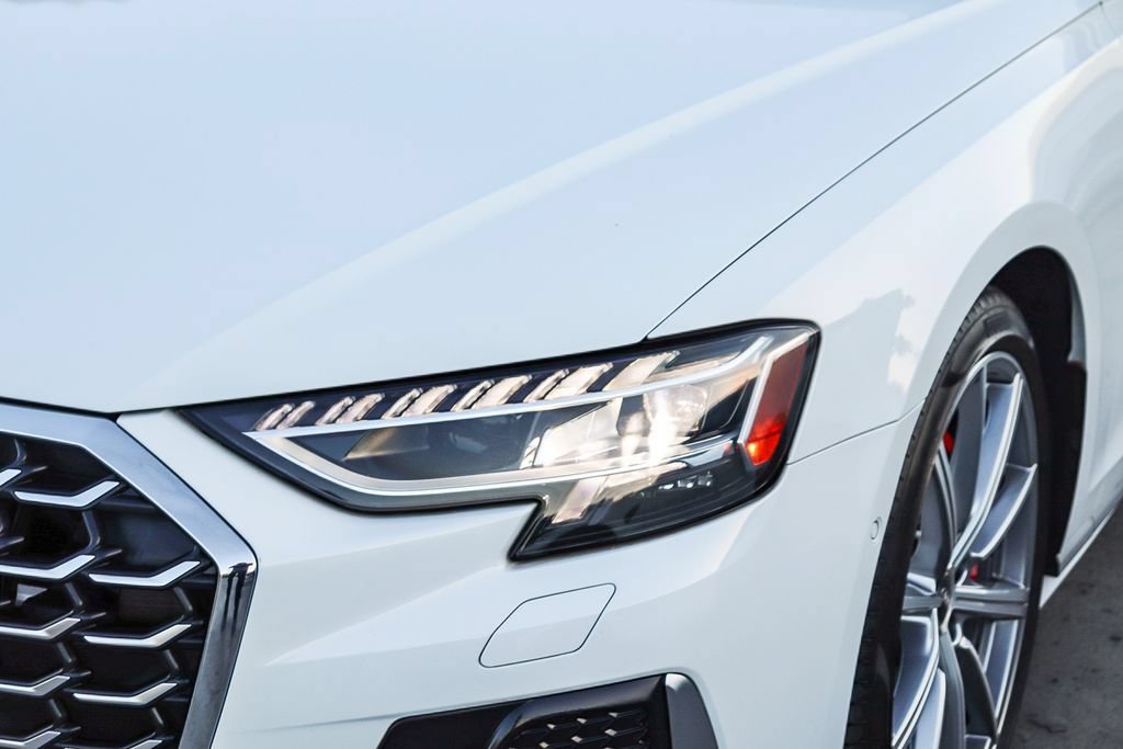 Used 2022 Audi S8 AWD/4WD image 5