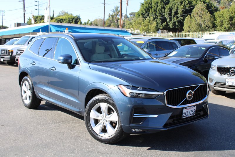 Used 2022 Volvo XC60 B5 Momentum image 1