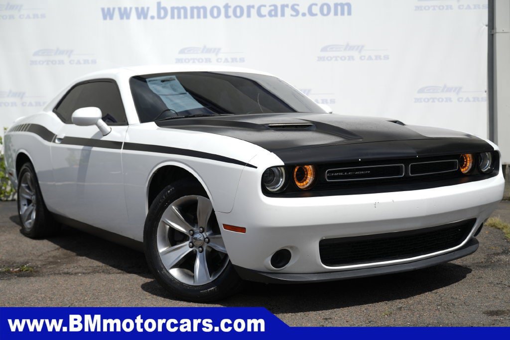 Used 2018 Dodge Challenger SXT RWD image 1
