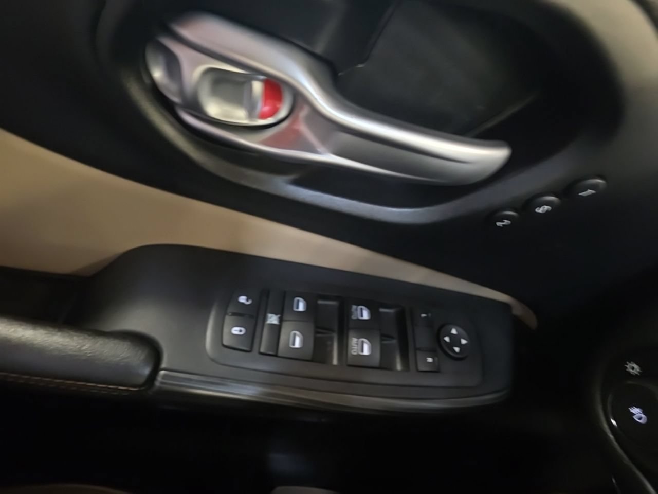 Used 2015 Jeep Cherokee Limited w/ Luxury Group AWD/4WD image 33