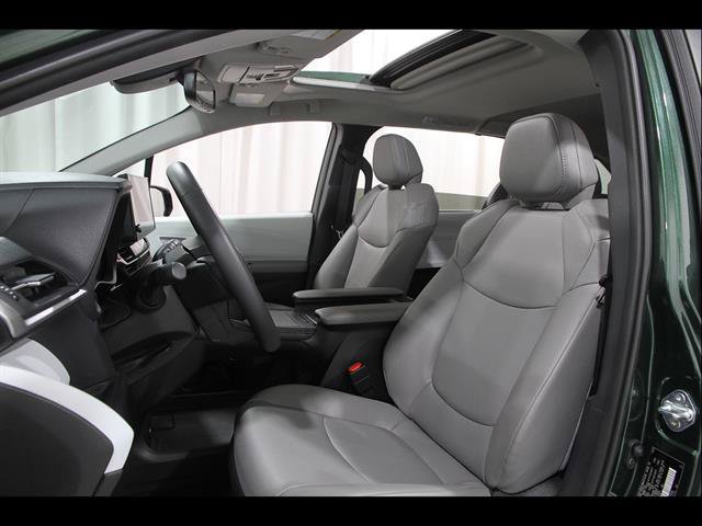 Used 2026 Toyota Sienna XLE FWD image 5