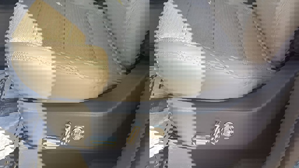 Used 2025 Lincoln Nautilus Reserve image 12