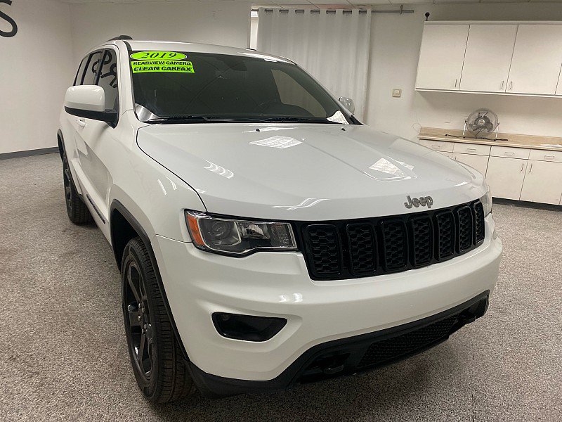 Used 2019 Jeep Grand Cherokee Laredo image 3