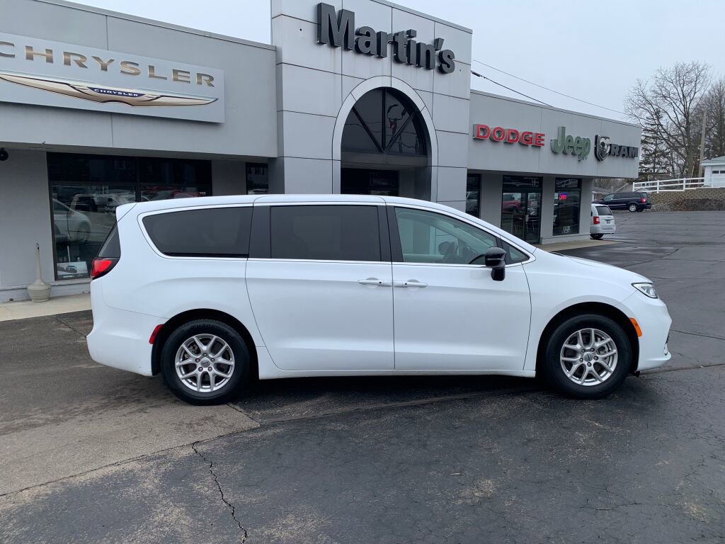 Used 2024 Chrysler Pacifica Touring-L image 8