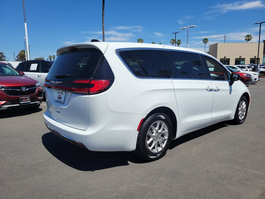 Used 2024 Chrysler Pacifica Touring-L image 4