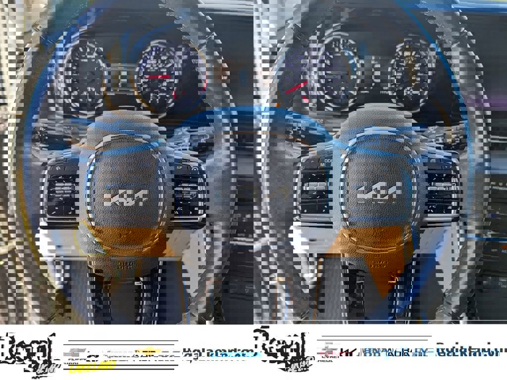 Used 2023 Kia Carnival EX image 30